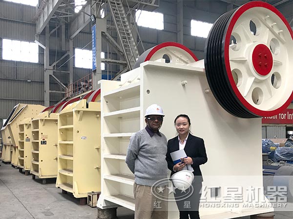 銻礦顎式破碎機(jī)客戶(hù)合影 銻礦顎式破碎機(jī)客戶(hù)合影