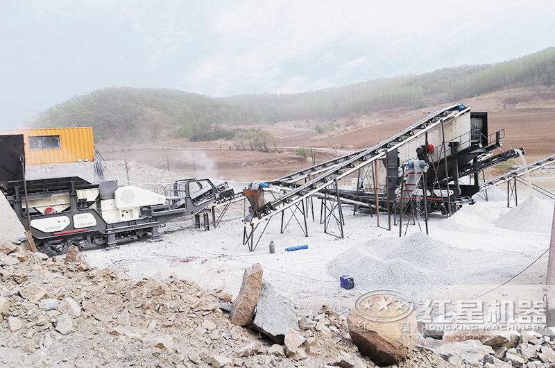 顎式移動破碎站工作現場 顎式移動破碎站工作現場