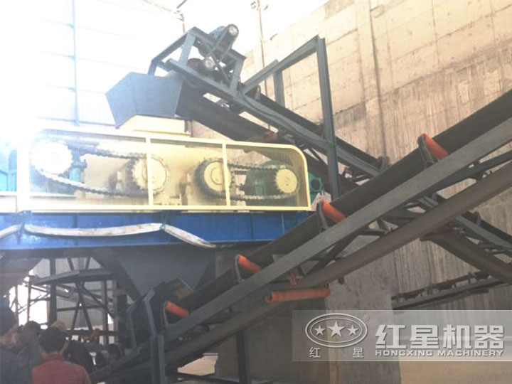 對輥式碎石機(jī)作業(yè)現(xiàn)場 對輥式碎石機(jī)作業(yè)現(xiàn)場