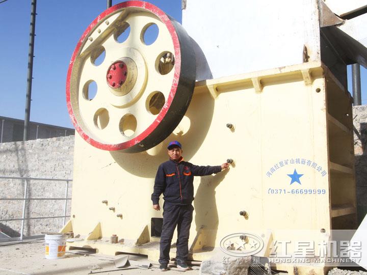 大型環保鄂式破石機生產現場，效果好，用戶評價高