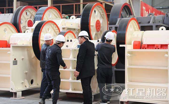 客戶到場參觀，專業技術人員全程講解