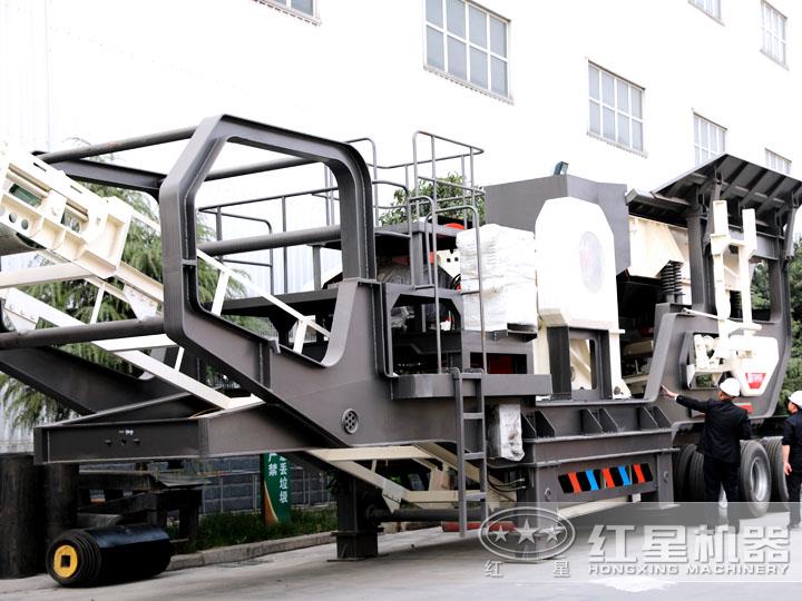 輪胎移動(dòng)破碎站配鄂式破碎機(jī)，時(shí)產(chǎn)50-500t/h