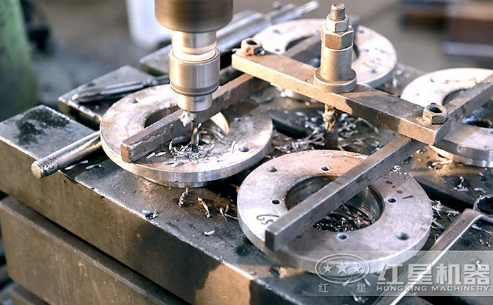 紅星出品,必出精品,匠心工藝打造高品質(zhì)、高性價(jià)比的大中型履帶移動(dòng)破碎一體機(jī)