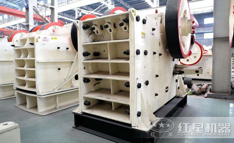 鄂式破碎機，優(yōu)質(zhì)鋼板鑄成，使用壽命長 style=width:720px; 