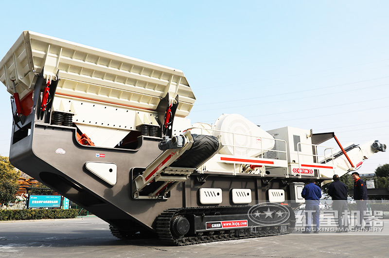 安山巖履帶式移動破碎站,遠(yuǎn)程操控更智能 安山巖履帶式移動破碎站,遠(yuǎn)程操控更智能
