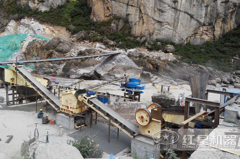 山東煙臺時產300-400噸青石破碎、制砂生產線 