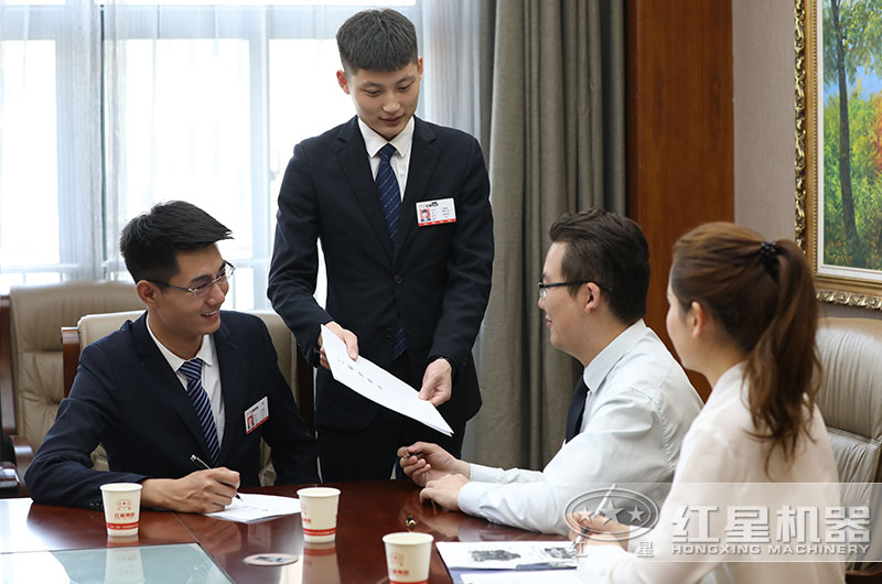 客戶來廠選購沙石破碎機(jī)設(shè)備 客戶來廠選購沙石破碎機(jī)設(shè)備