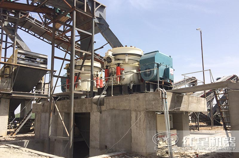 圓錐破碎機作業現場圖 圓錐破碎機作業現場圖