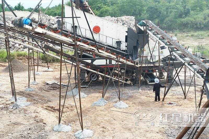 四川巴中客戶移動錘式破碎機作業現場 四川巴中客戶移動錘式破碎機作業現場