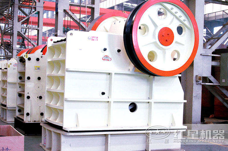 中型鄂式破碎機(jī):粗碎物料碎石機(jī) 中型鄂式破碎機(jī):粗碎物料碎石機(jī)