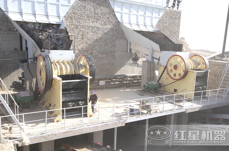 每小時500噸大型破碎機作業(yè)現(xiàn)場圖 每小時500噸大型破碎機作業(yè)現(xiàn)場圖