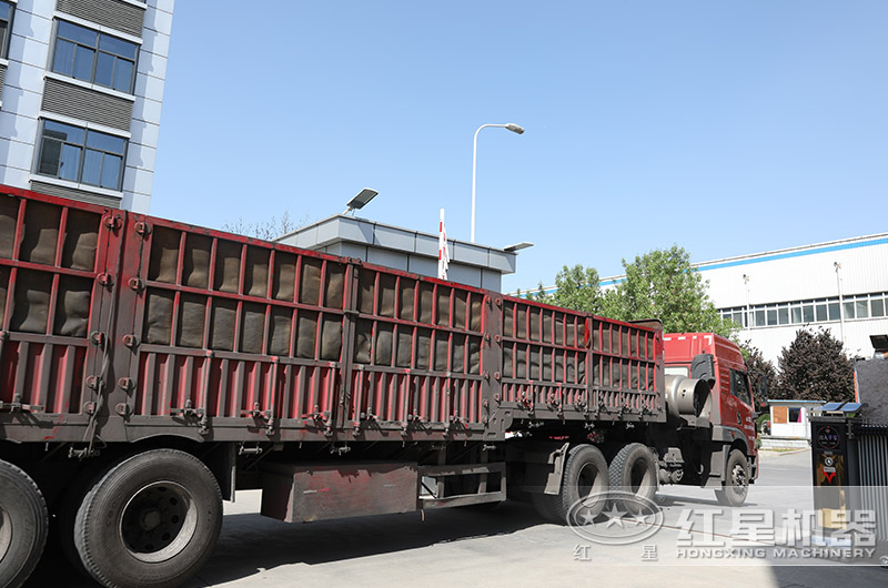 小型錘式制砂機(jī)發(fā)往客戶現(xiàn)場(chǎng) 小型錘式制砂機(jī)發(fā)往客戶現(xiàn)場(chǎng)