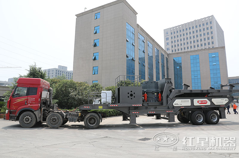 可移動(dòng)小型碎石機(jī)械設(shè)備直接開(kāi)往客戶(hù)現(xiàn)場(chǎng) 可移動(dòng)小型碎石機(jī)械設(shè)備直接開(kāi)往客戶(hù)現(xiàn)場(chǎng)