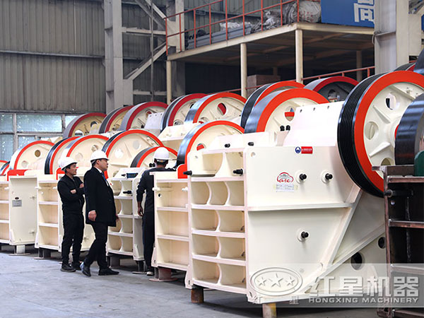 客戶到廠考察混凝土破碎機(jī) 客戶到廠考察混凝土破碎機(jī)