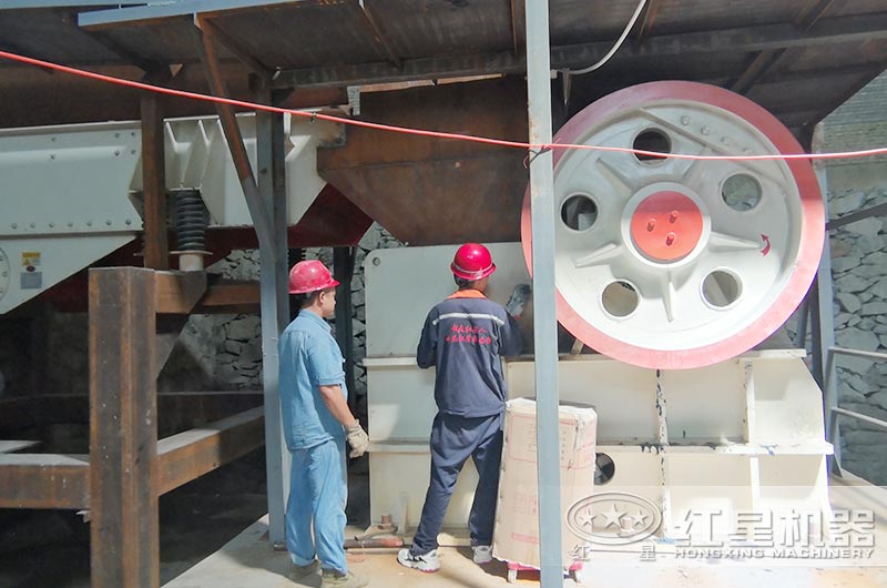 大型顎式破碎機作業現場 大型顎式破碎機作業現場