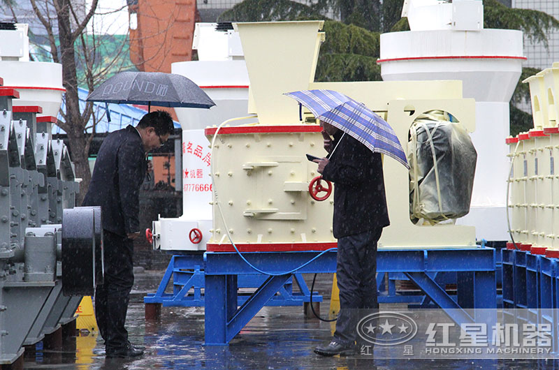 客戶來廠參觀考察立軸復(fù)合制砂機(jī) 客戶來廠參觀考察立軸復(fù)合制砂機(jī)