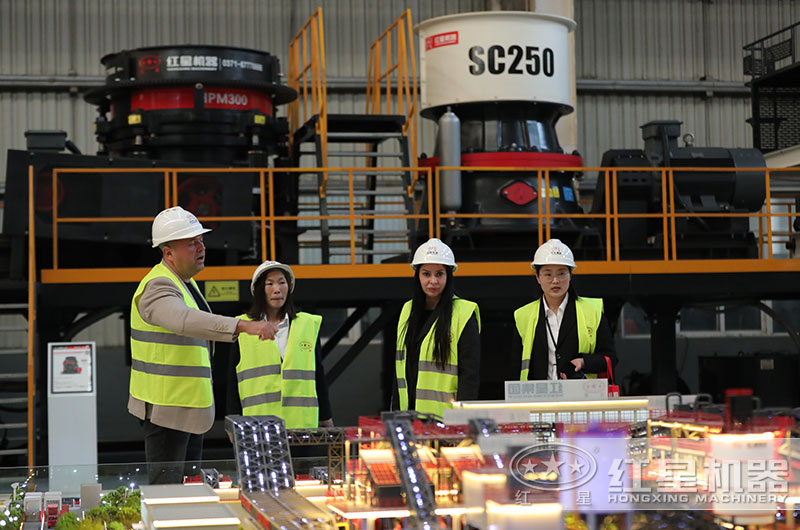 客戶來廠考察破碎機設(shè)備 客戶來廠考察破碎機設(shè)備