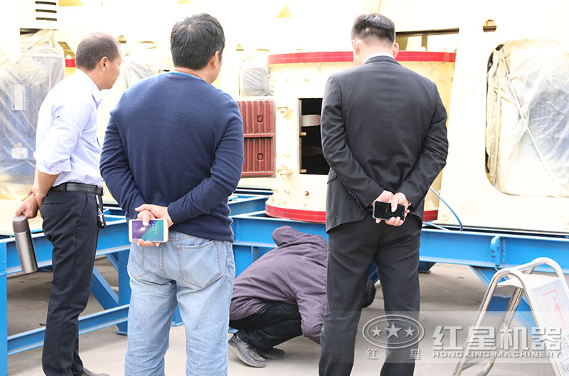 客戶來(lái)廠考察復(fù)合破碎機(jī)設(shè)備 客戶來(lái)廠考察復(fù)合破碎機(jī)設(shè)備