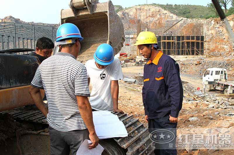 紅星售后人員在對(duì)設(shè)備進(jìn)行檢查 紅星售后人員在對(duì)設(shè)備進(jìn)行檢查