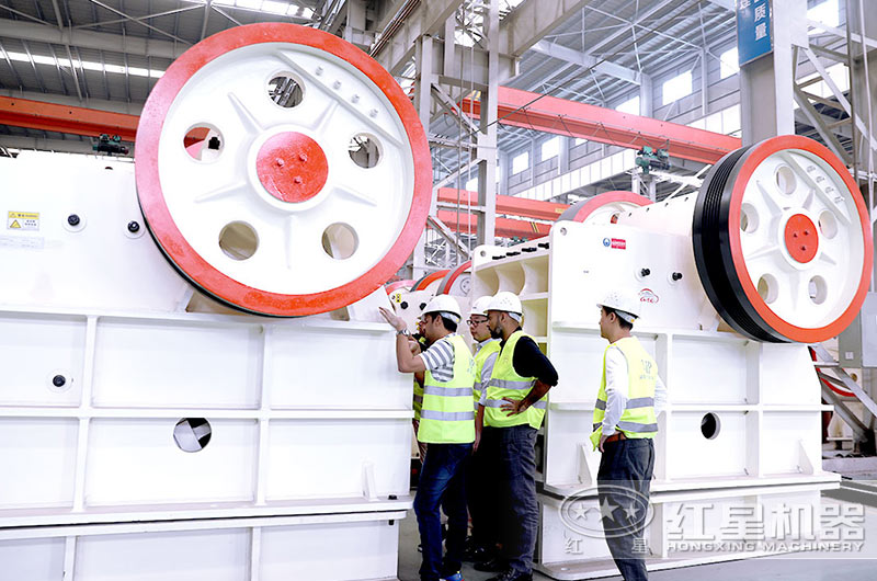 客戶來廠參觀顎式破碎機(jī)設(shè)備 客戶來廠參觀顎式破碎機(jī)設(shè)備