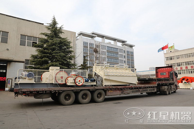 瓜米石對輥制砂機裝車發貨現場 瓜米石對輥制砂機裝車發貨現場